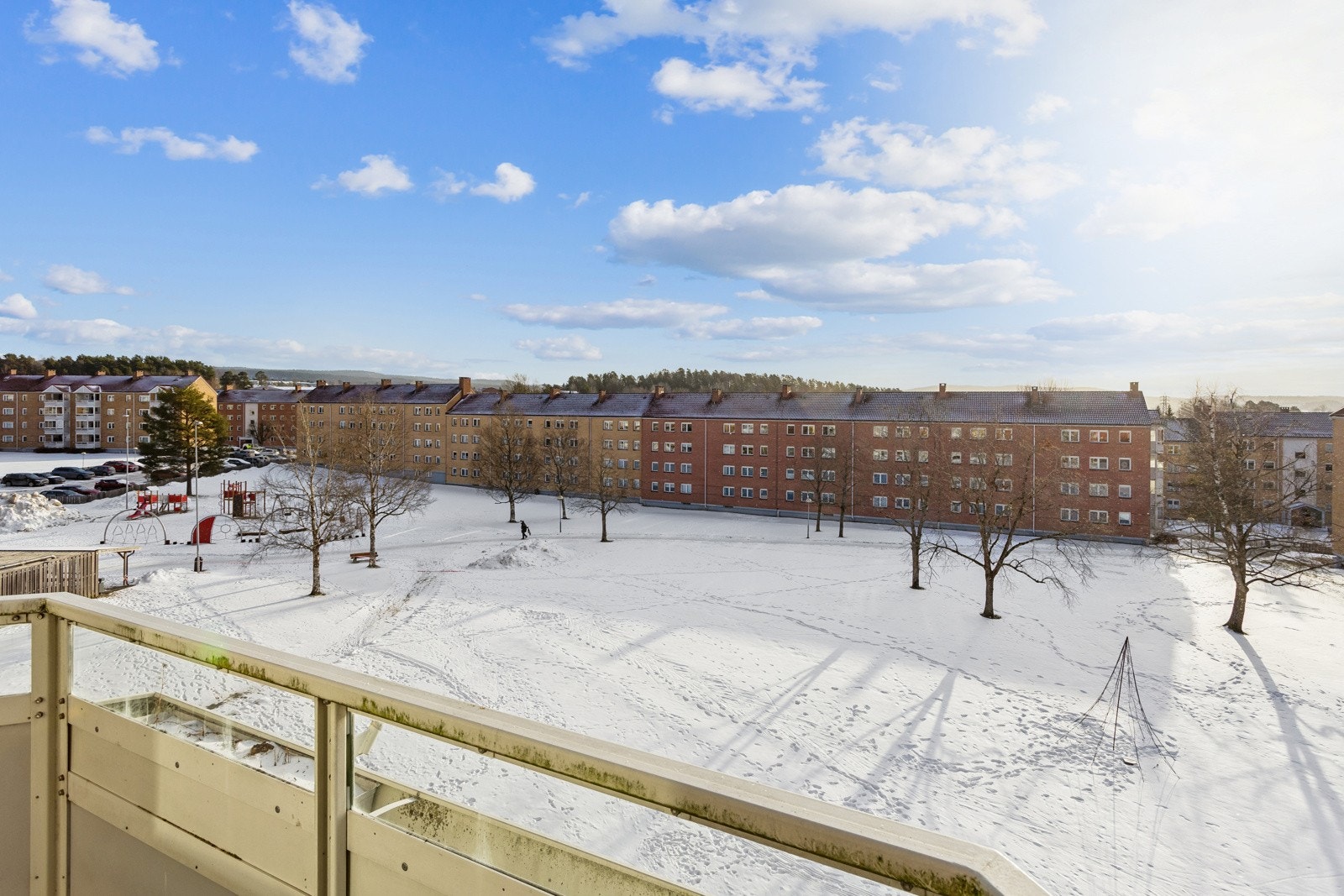 Koselig utsikt mot store fellesarelaer og fine lekearealer for barna. Galleribilde