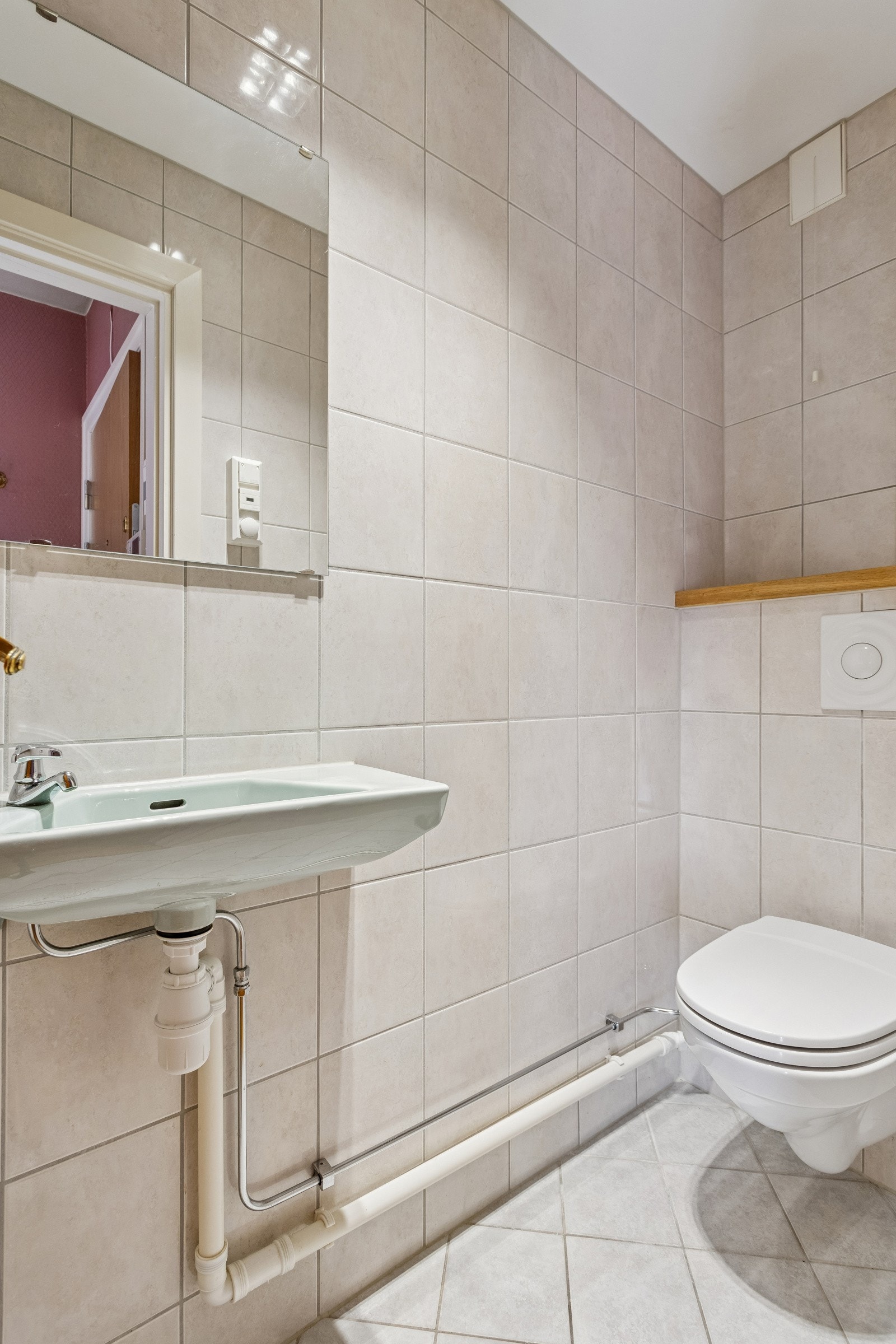 Separat toalettrom med servant og veggmontert klosett, også pusset opp i 2009. Galleribilde