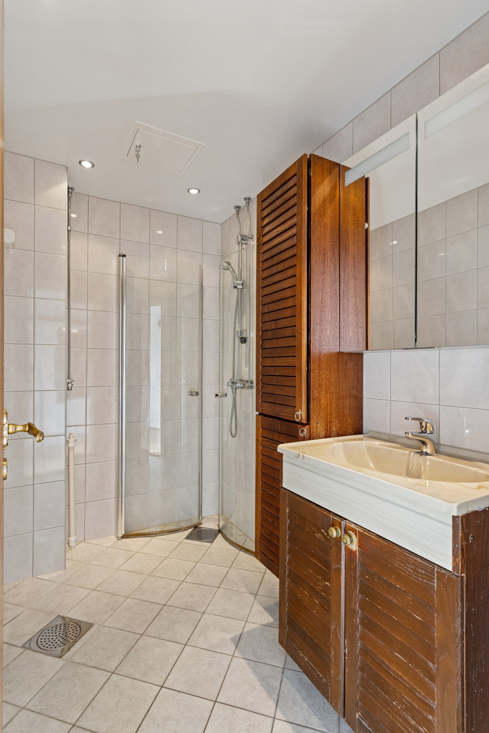 Flislagt baderom som ble pusset opp i regi av borettslaget i 2009. Opplegg for vaskemaskin. Galleribilde