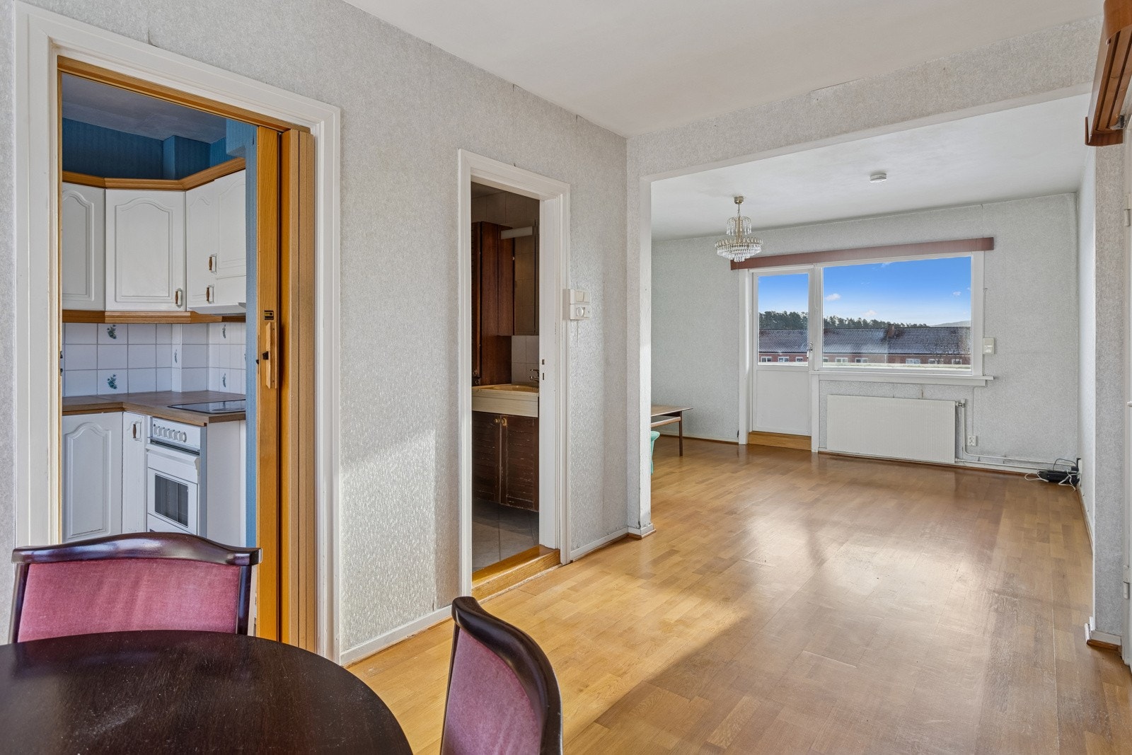 Leilighet har eldre standard og trenger oppussing. Galleribilde