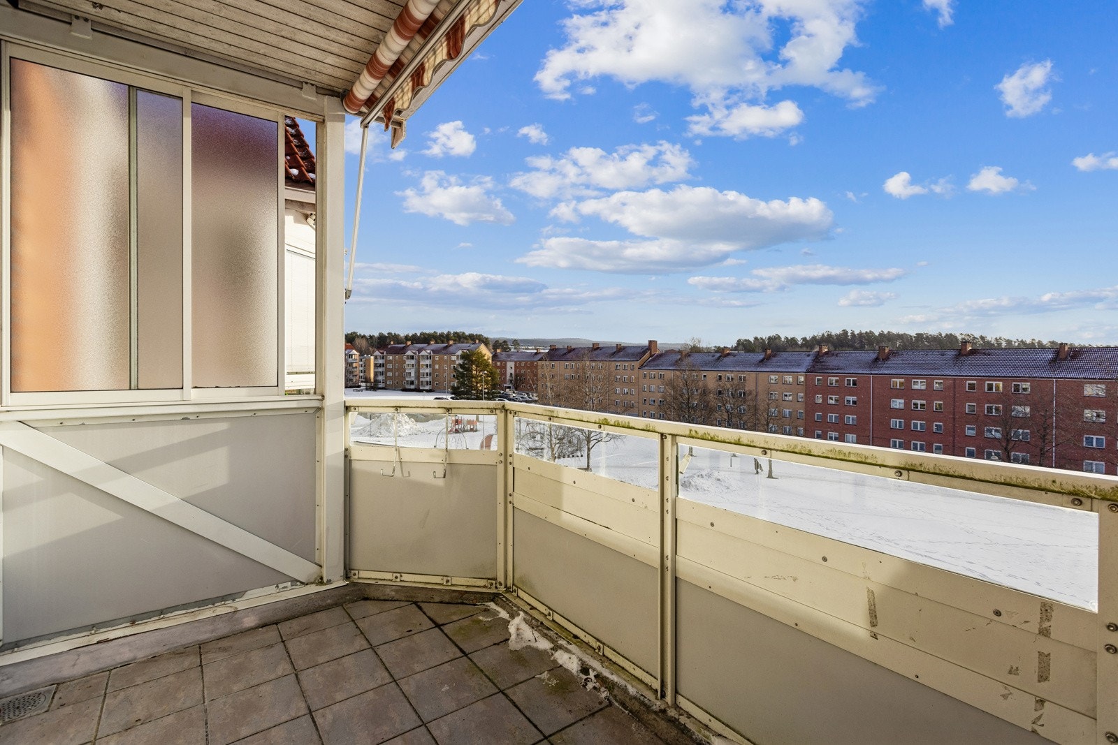 7 kvm balkong med god plass til utemøbler, grill mm. Galleribilde