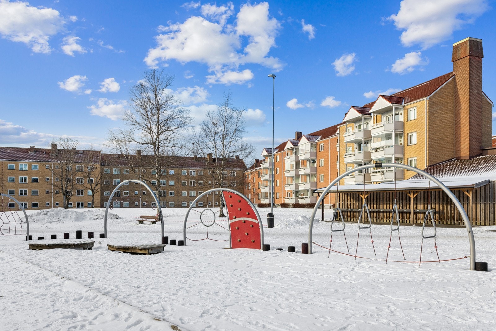 Fine lekearealer rett ved blokken. Galleribilde