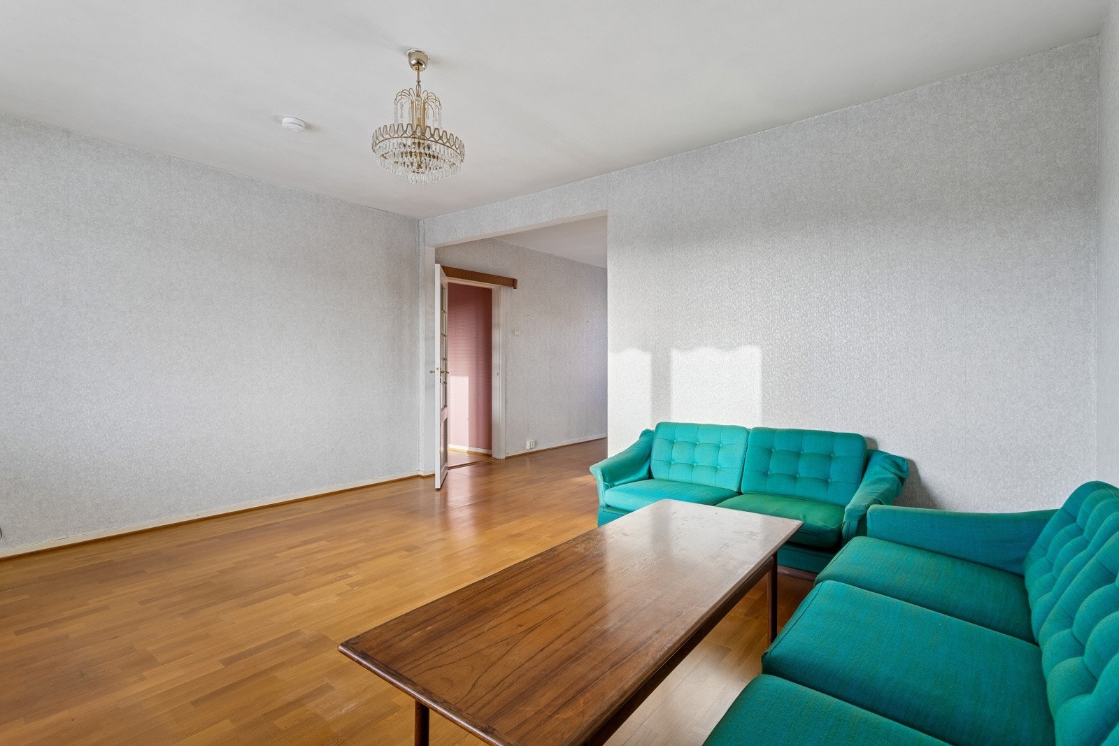 Stue med god plass til sofagruppe og tv-benk mm. Galleribilde