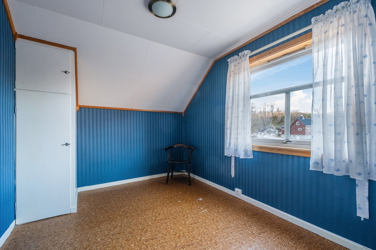 Soverom 3, med skråtak og plassbygd skap. Galleribilde