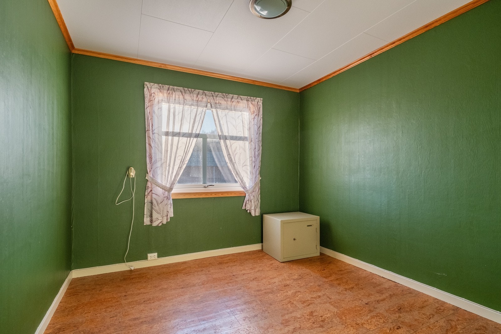 Soverom 2, med laminatgulv og malte vegger. Galleribilde