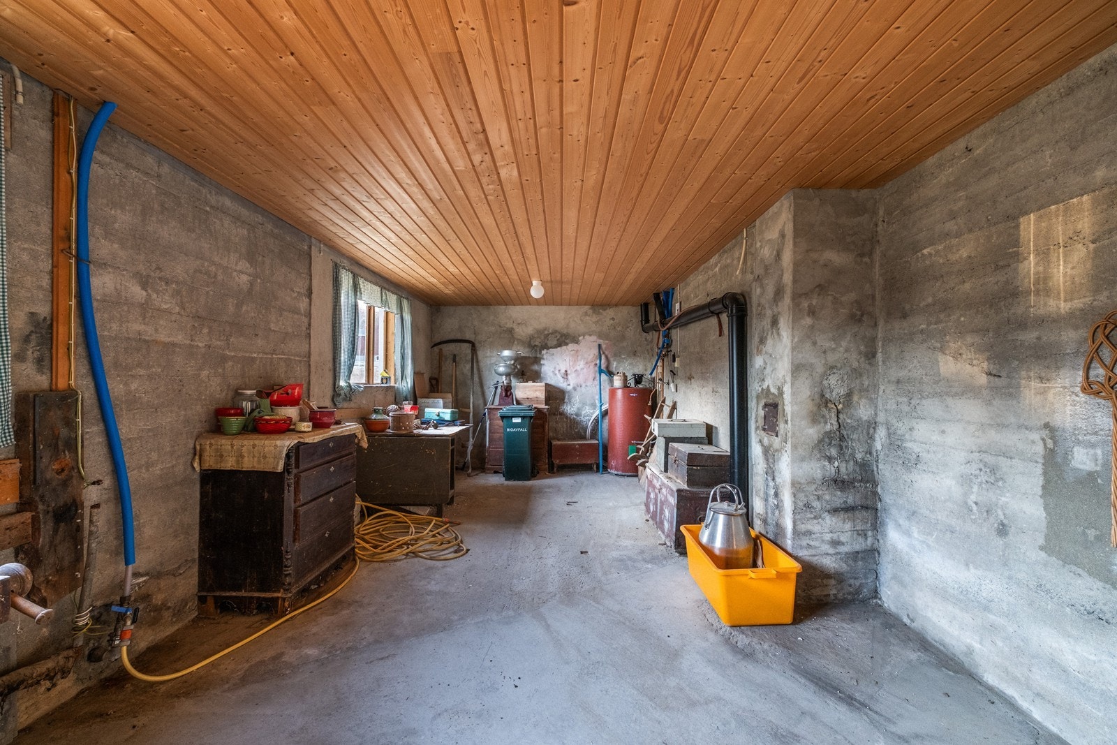 Rommet er stort, og strekker seg langs hele lengden på huset. Det er utstyrt med en eldre varmtvannsbereder. Galleribilde