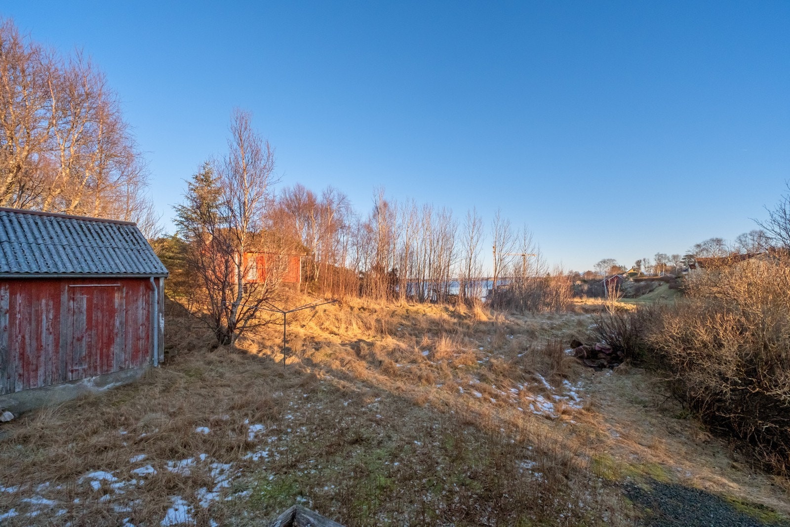 Tomten er stor og romslig, men har stått uten vedlikehold siste årene, så den trenger litt kjærlighet. Galleribilde