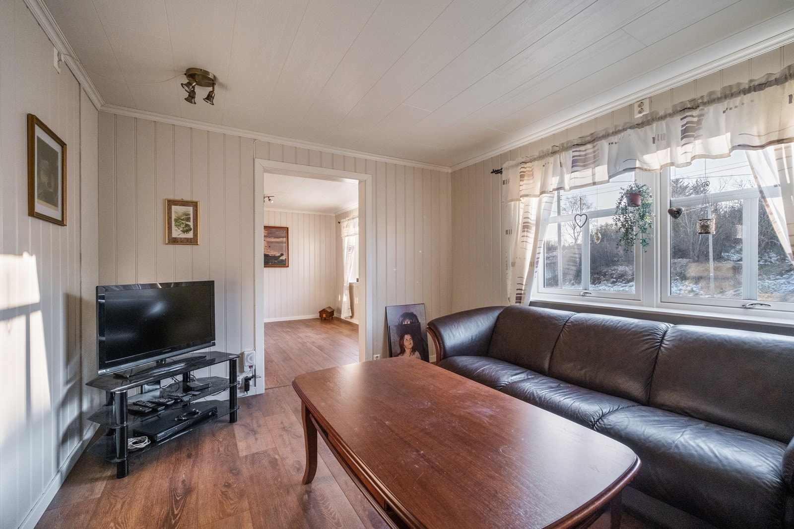 Boligen har to stuer i hovedetasjen, og det er åpent mellom rommene. Galleribilde