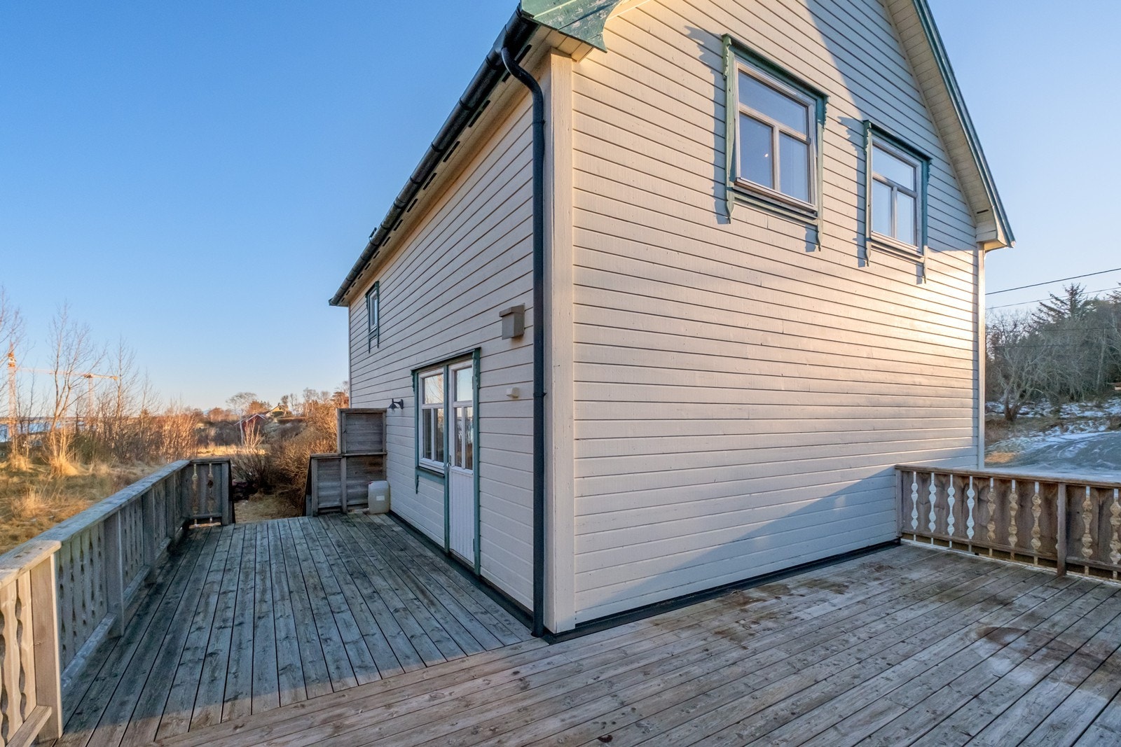 Verandaen er stor og romslig, og strekker seg rundt hjørnet på huset. Galleribilde