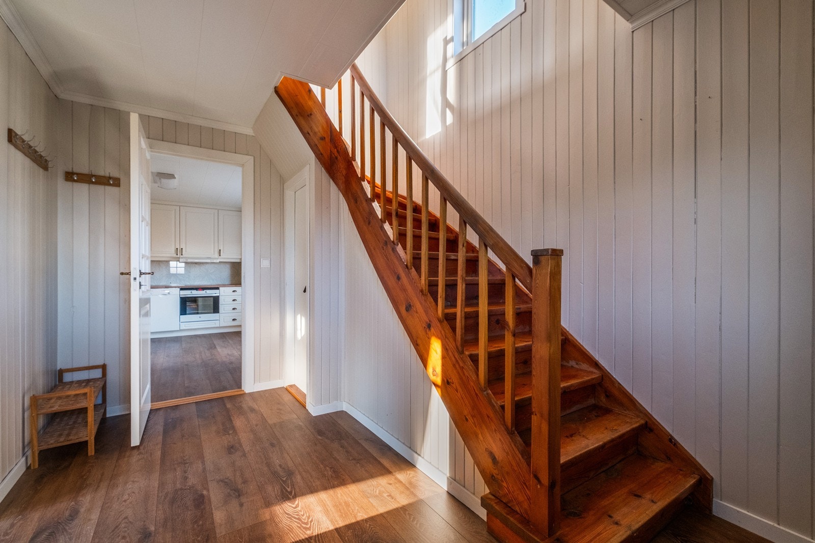 Videre inn i entrèen finner man kjøkkenet, og dør til kjellertrapp. Galleribilde