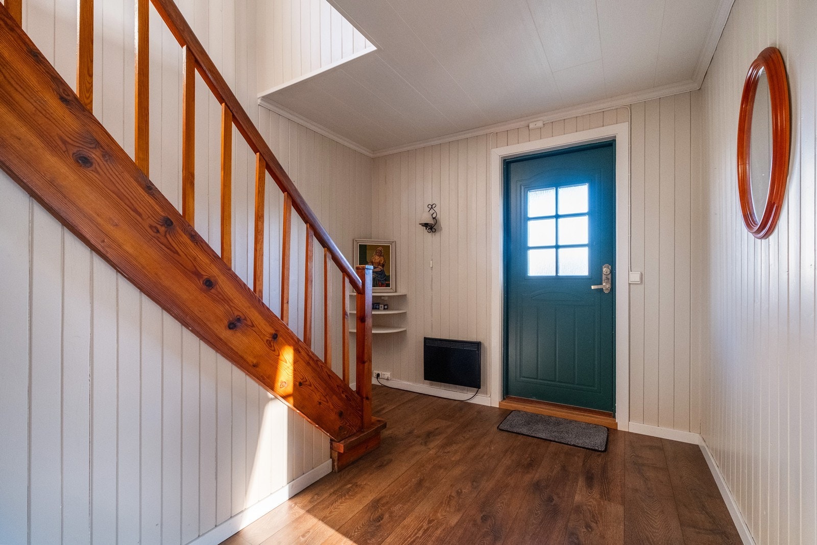 Entrè/ trapperom, med trapp som tar en direkte opp i 2. etg. Galleribilde