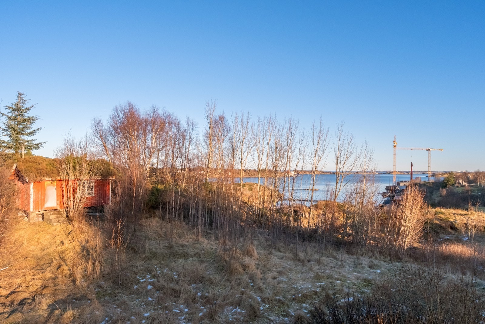 Eiendommen med nærhet til sjøen og på vinterstid kan man se Atlanterhavsveien. Galleribilde