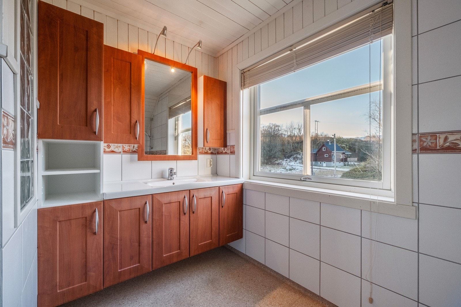 Badet har vinylbelagt gulv med elektriske varmekabler og flislagte vegger. Baderomsinnredning med rikelig oppbevaringsplass. Galleribilde