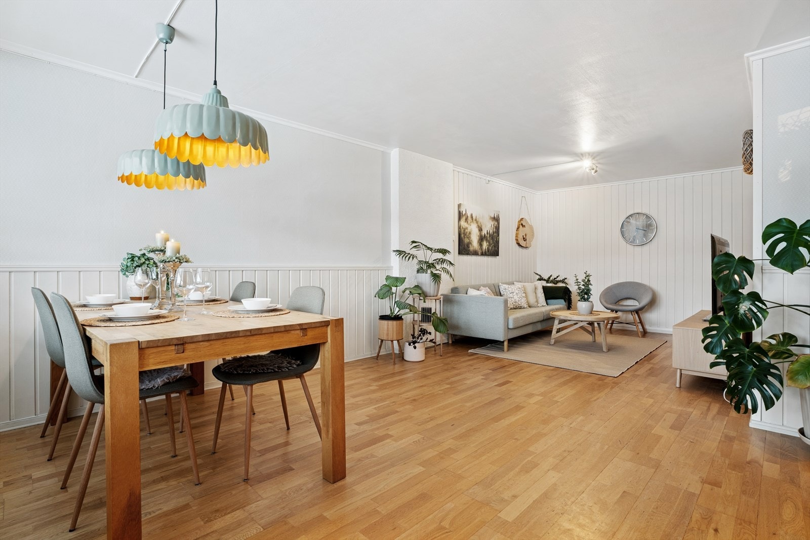 Stuen har parkett på gulvet og god plass til en romslig sittegruppe. Galleribilde