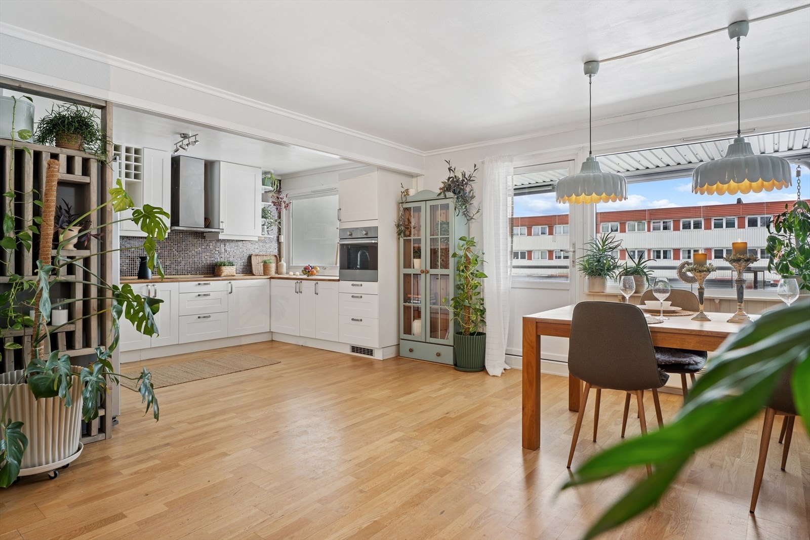 Velkommen til Hareveien 3B presentert av Marius Inderhaug Østby. Bildene er tatt av Thomas Russ Arnestad i EFKT. Galleribilde