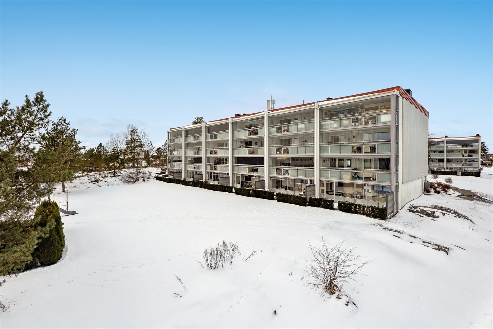 Den store, innglassede og sørvendte balkongen på 17 m² fungerer som en naturlig forlengelse av stuen. Galleribilde