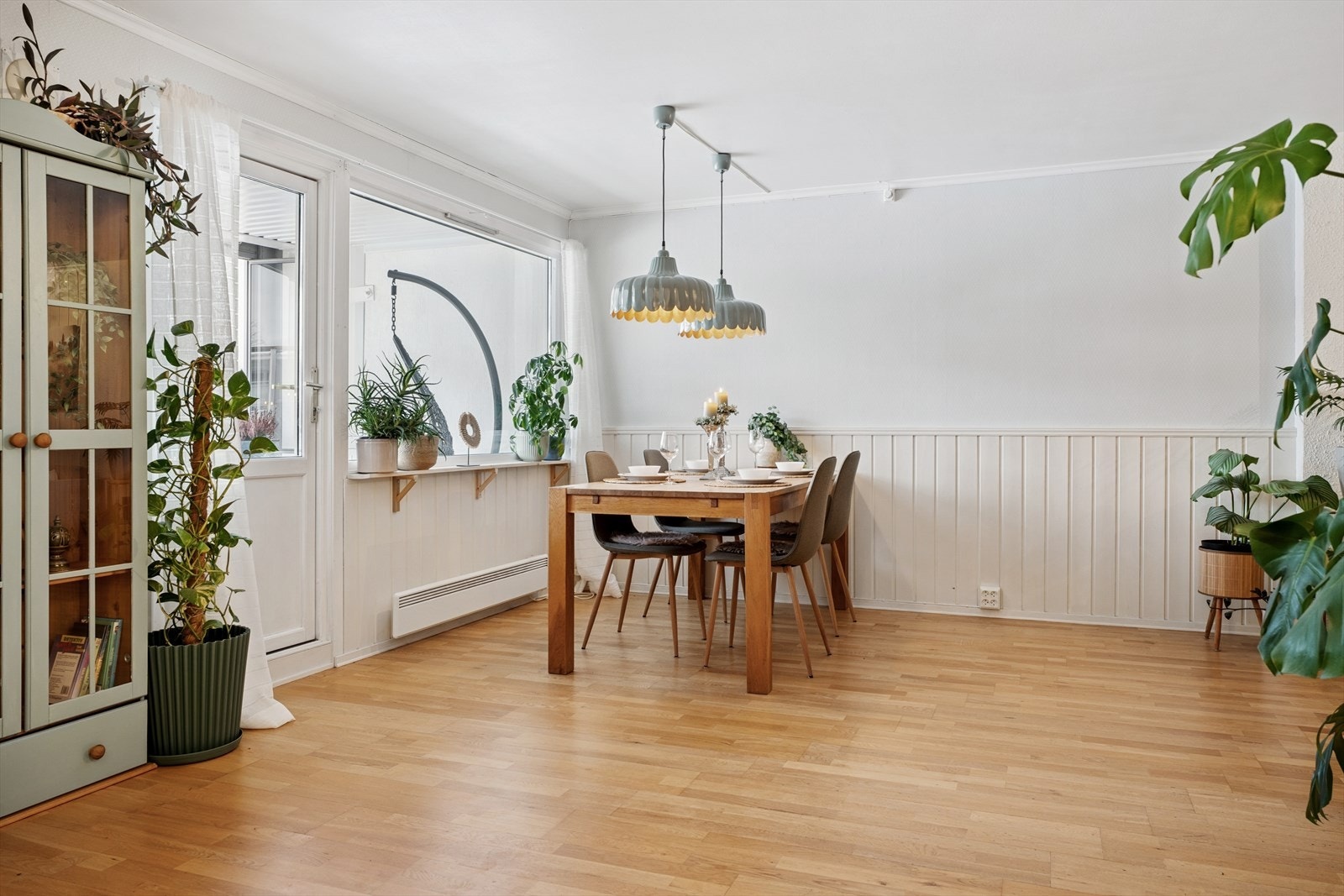 Innglassingen gjør balkongen til et anvendelig uterom som kan benyttes gjennom store deler av sesongen. Galleribilde