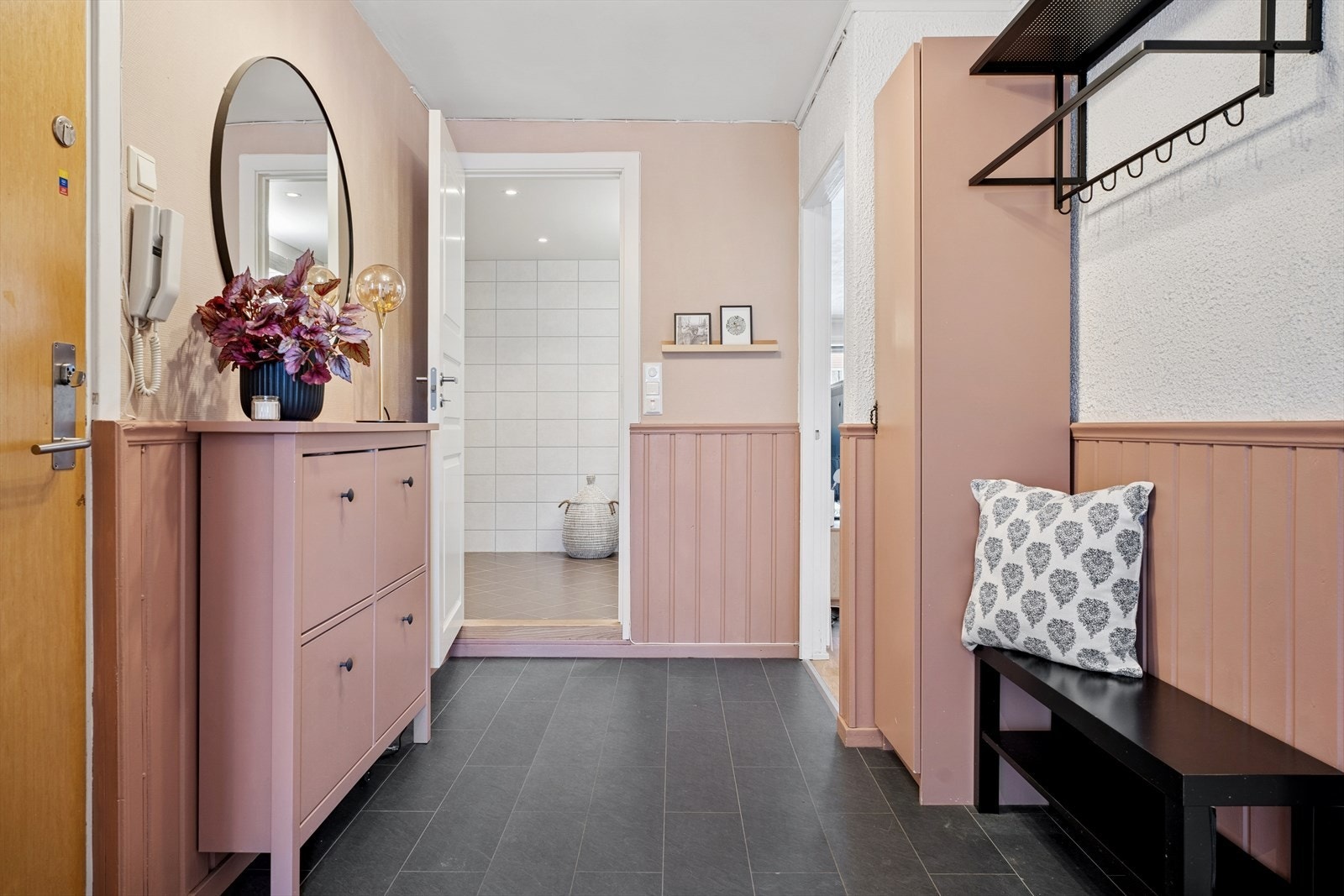 Gangen binder leilighetens rom sammen og gir en god oversikt over den gjennomtenkte planløsningen. Galleribilde