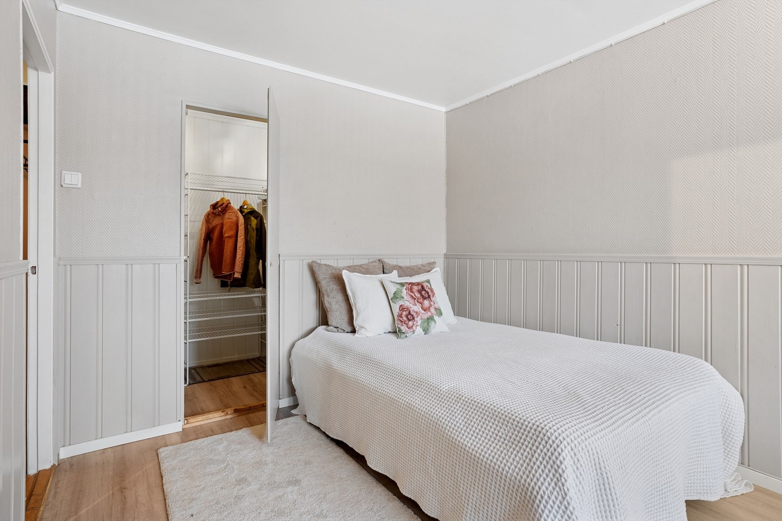 I tilknytning til soverommene er det et eget garderoberom for praktisk oppbevaring. Galleribilde