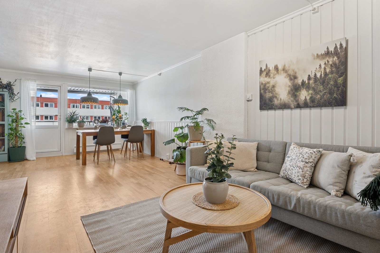 Fra stuen er det direkte utgang til den innglassede balkongen, som ble påbygget i 2020. Galleribilde