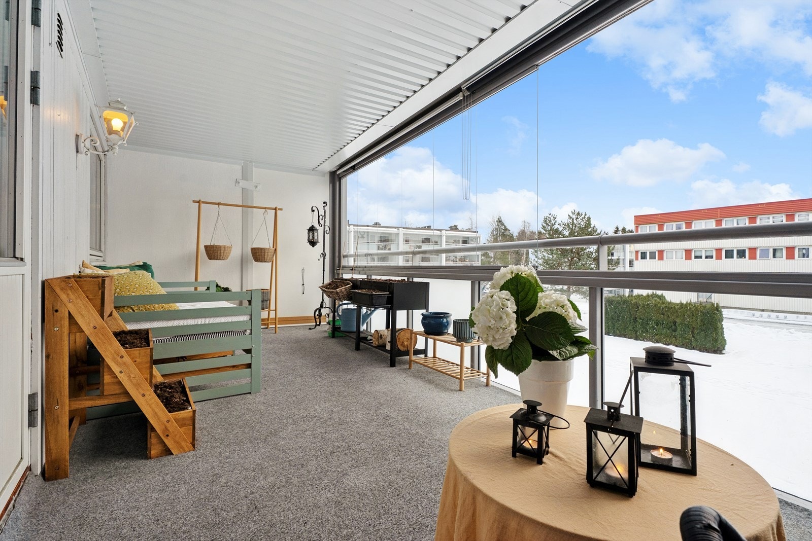 Den romslige balkongen gir plass til flere sittegrupper og soner. Galleribilde