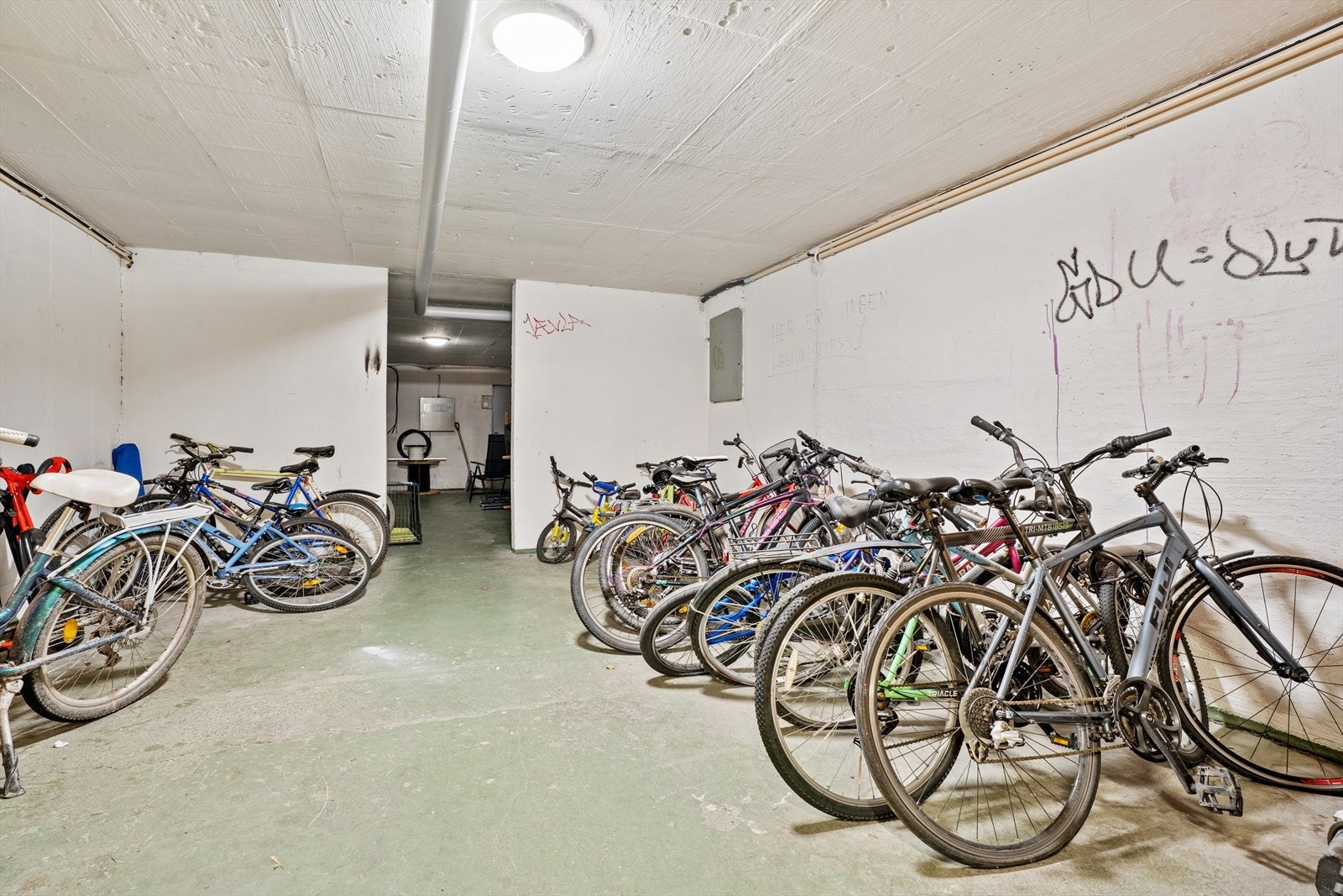 I kjelleren er det fellesrom for trygg oppbevaring av sykler. Galleribilde