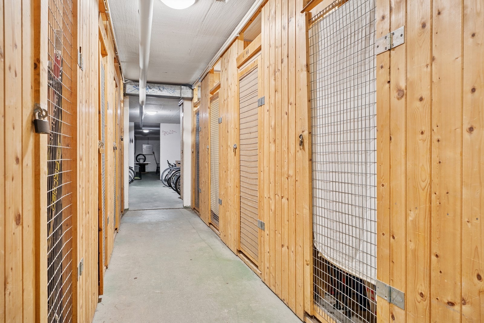 Leiligheten disponerer en bod på 2 m² i byggets kjeller for ekstra lagringsplass. Galleribilde