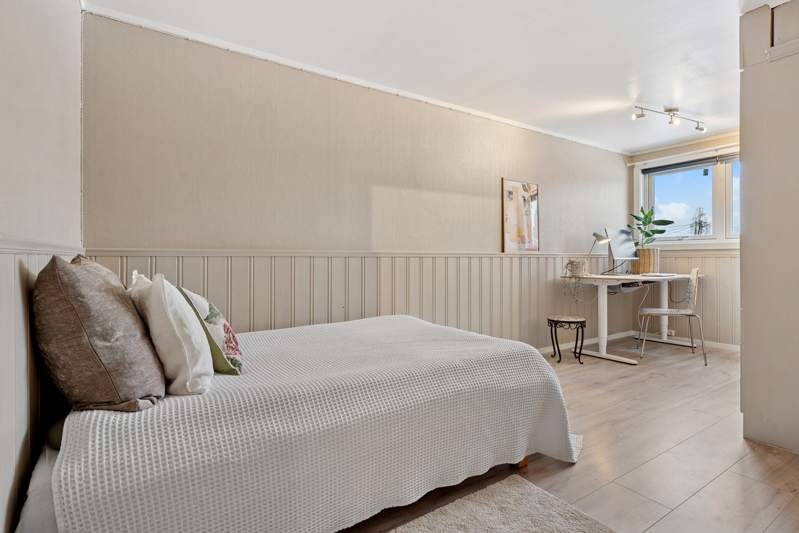 Leiligheten har tre gode soverom, alle med laminat- eller parkettgulv. Galleribilde