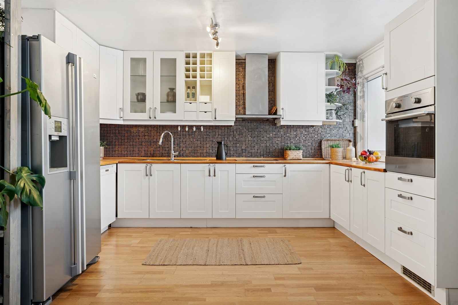 Kjøkkenet er utstyrt med integrert stekeovn og platetopp, samt opplegg for oppvaskmaskin. Galleribilde