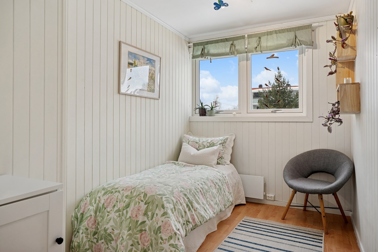 To av soverommene fikk nye vinduer i 2021, som sikrer god isolasjon. Galleribilde