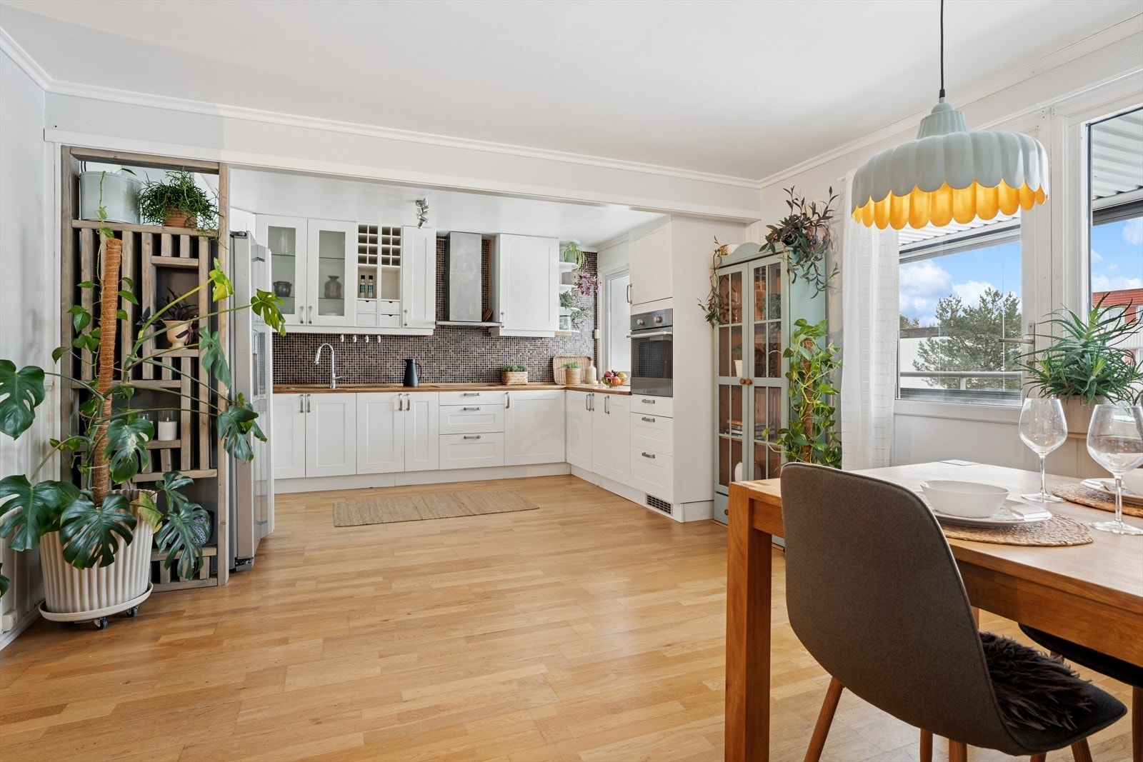 Innredningen har en kombinasjon av profilerte fronter, glatte skuffer og vitrineskap. Galleribilde