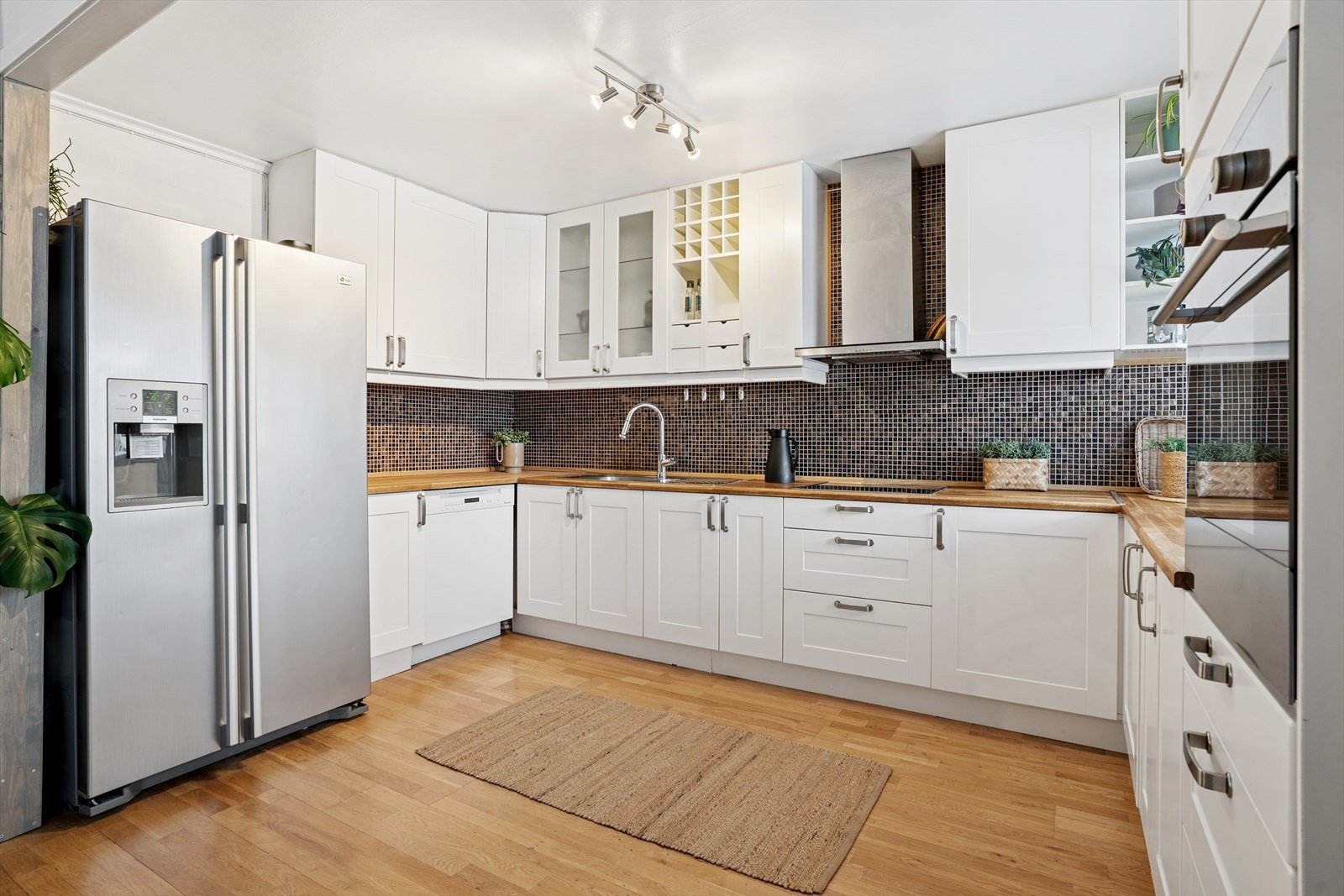 Kjøkkenet har en funksjonell IKEA-innredning med benkeplate i heltre og nedfelt vaskekum i stål. Galleribilde