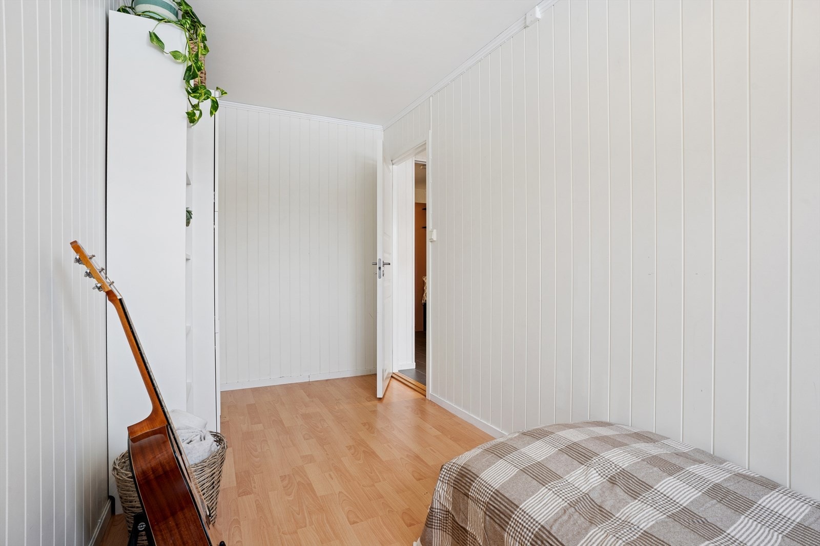 Rommene har en god størrelse med plass til seng og garderobeløsninger. Galleribilde