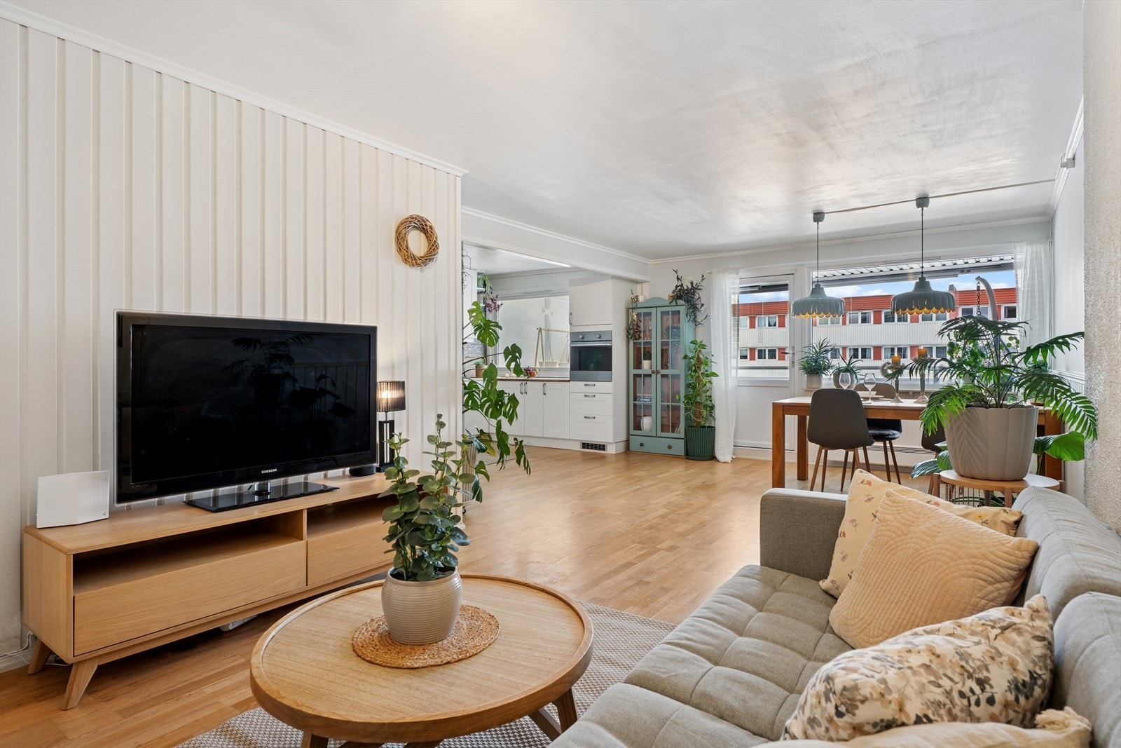 Den åpne løsningen gir en god flyt og sosial sone mellom stue og kjøkken. Galleribilde