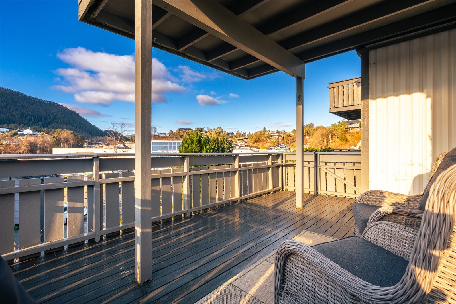Terrasse med nydelig utsikt, som kan nyttes godt om sommeren. Galleribilde