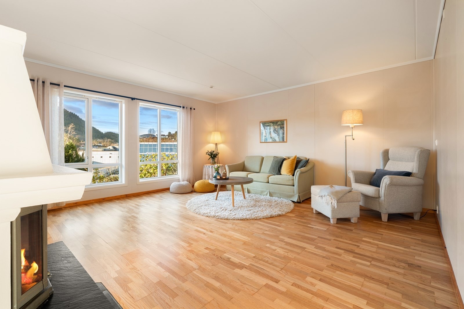 Stor og romslig stue, rikelig med naturlig belysning. Stuen har også en peis som skaper en lun og god atmosfære. Galleribilde