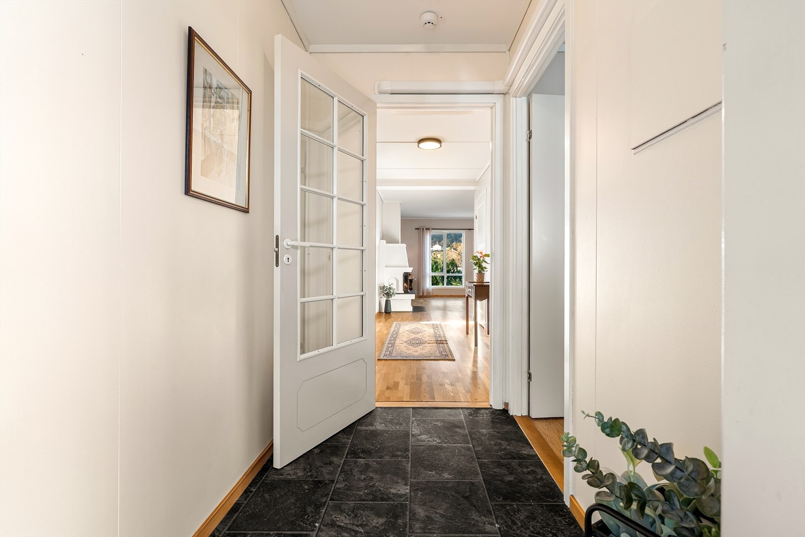 Entre som tar deg til alle soverom, badet, bod, stue og kjøkken. En praktisk og god planløsning. Galleribilde