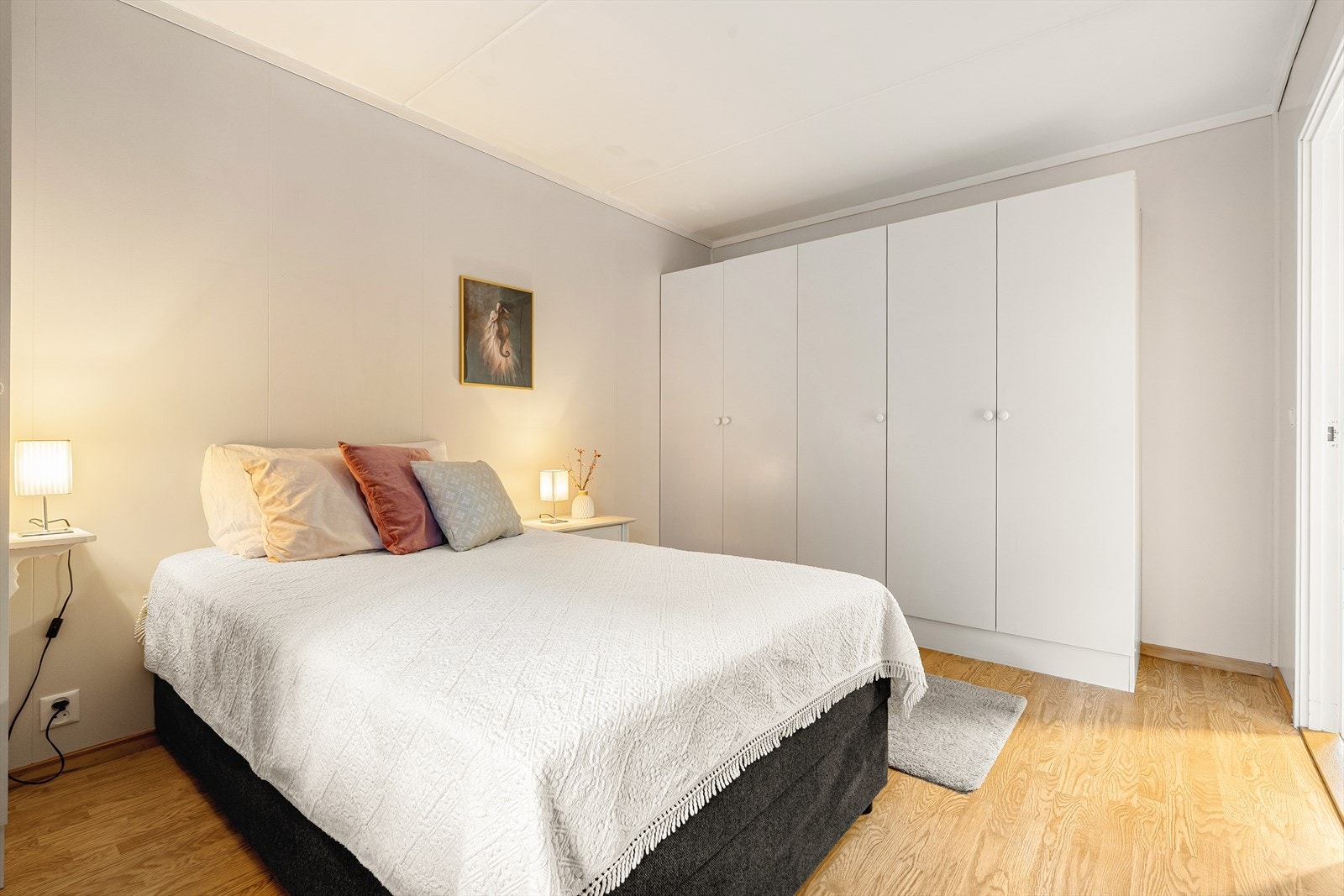 Soverom 1 har rikelig med oppbevaringsplass til det en måtte ønske. Galleribilde