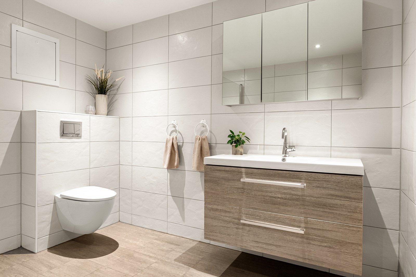 Badet ble pusset opp i 2017 av firma. Det er fliser på vegger, gulv (med gulvvarme) og malte plater i i himling. Galleribilde