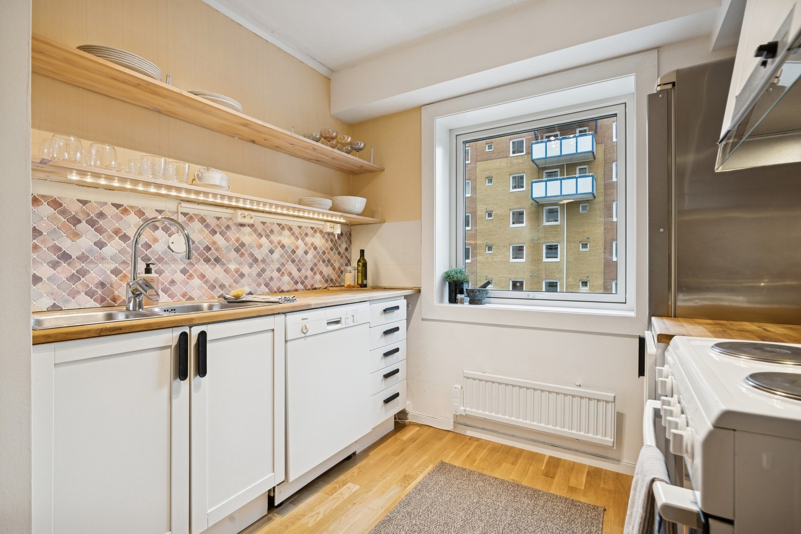 Kjøkken med mye skap og benkeplass. Galleribilde