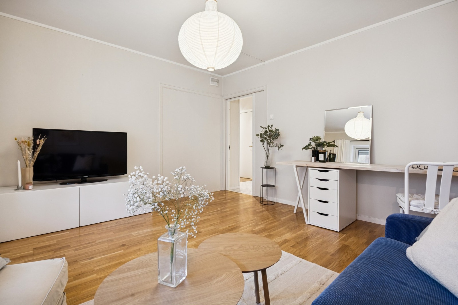 Stuen er lys og moderne. Leiligheten ligger svært sentralt til med nærhet til NTNU og St. Olavs. Galleribilde