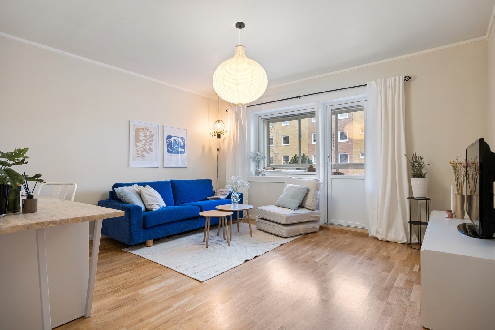 Utgang til innglasset balkong fra stuen. Galleribilde