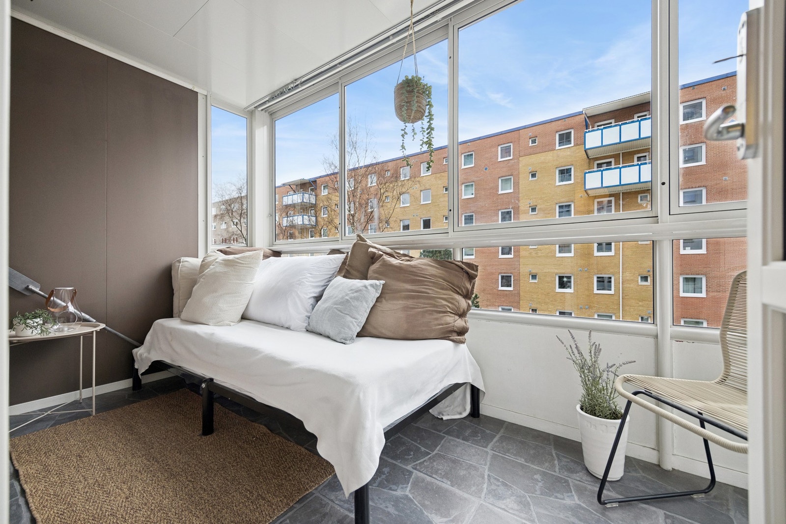 Innglasset balkong med god plass til sittegruppe. Galleribilde