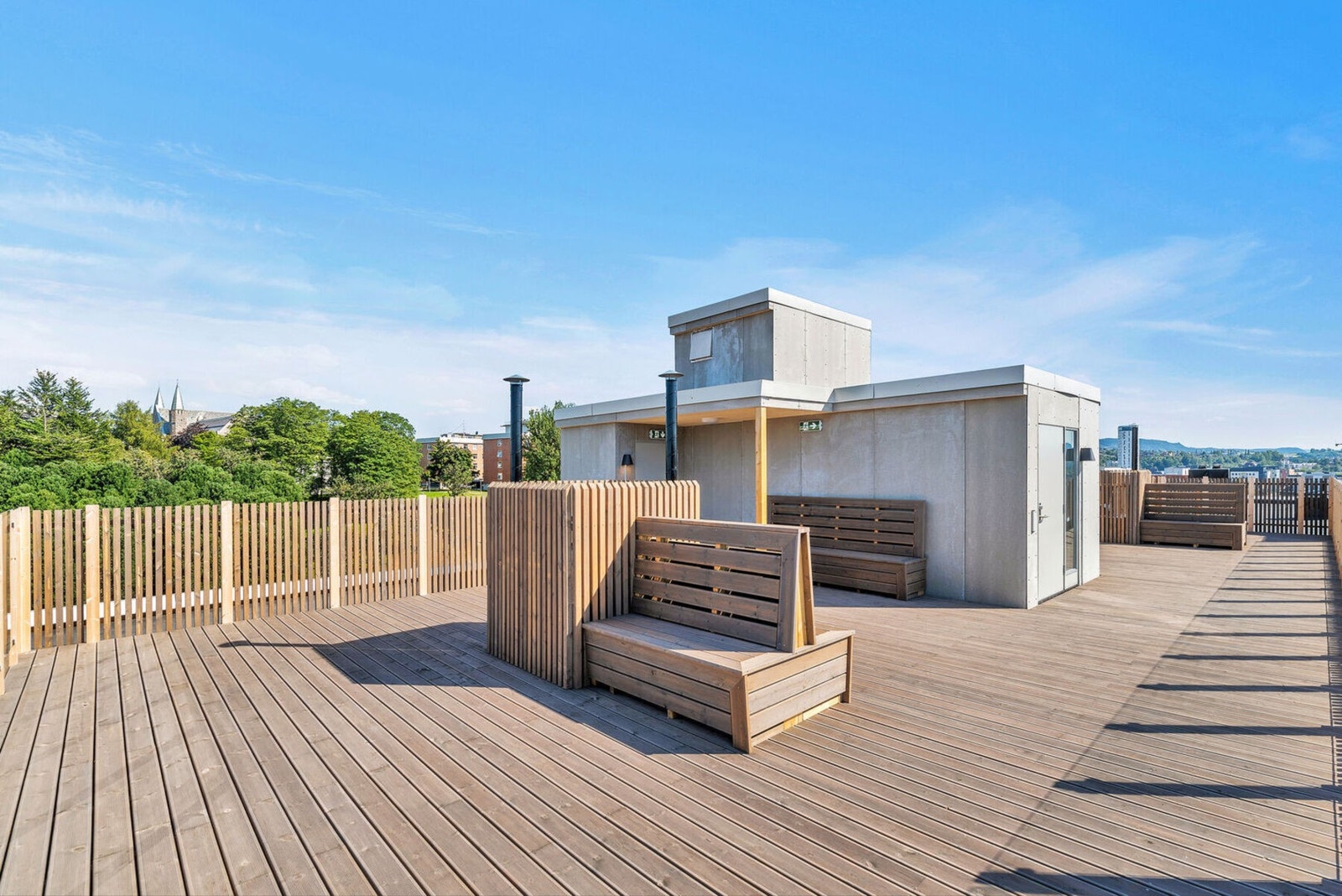 Takterrassen ble bygd i 2018 med oppgraderte rekkverk fra 2020. Galleribilde