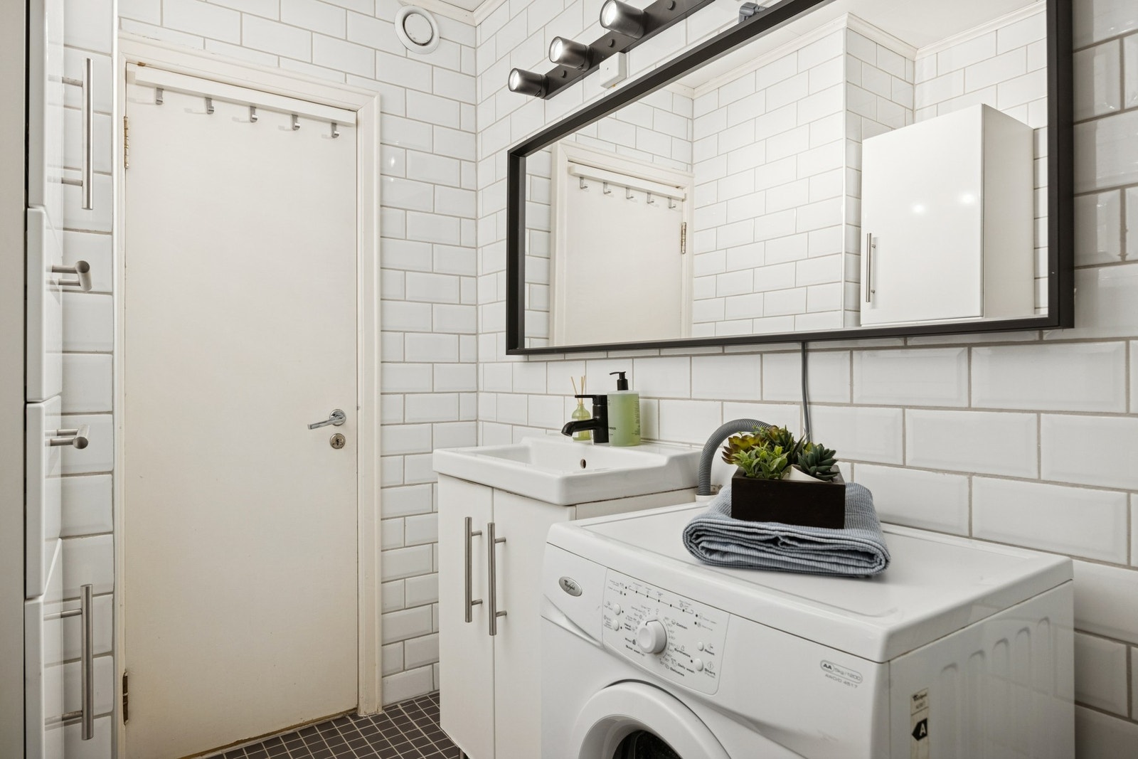 Bad med opplegg for vaskemaskin. Galleribilde