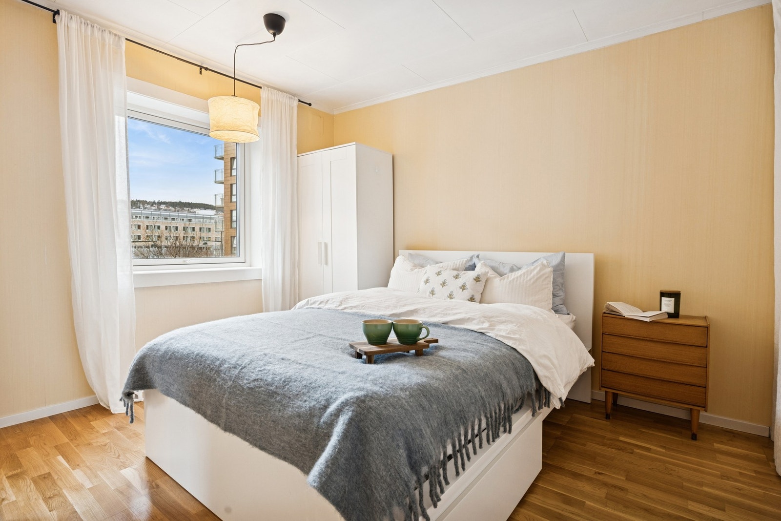 Romslig soverom med god plass til dobbelseng og skyvedørsgarderobe. Galleribilde