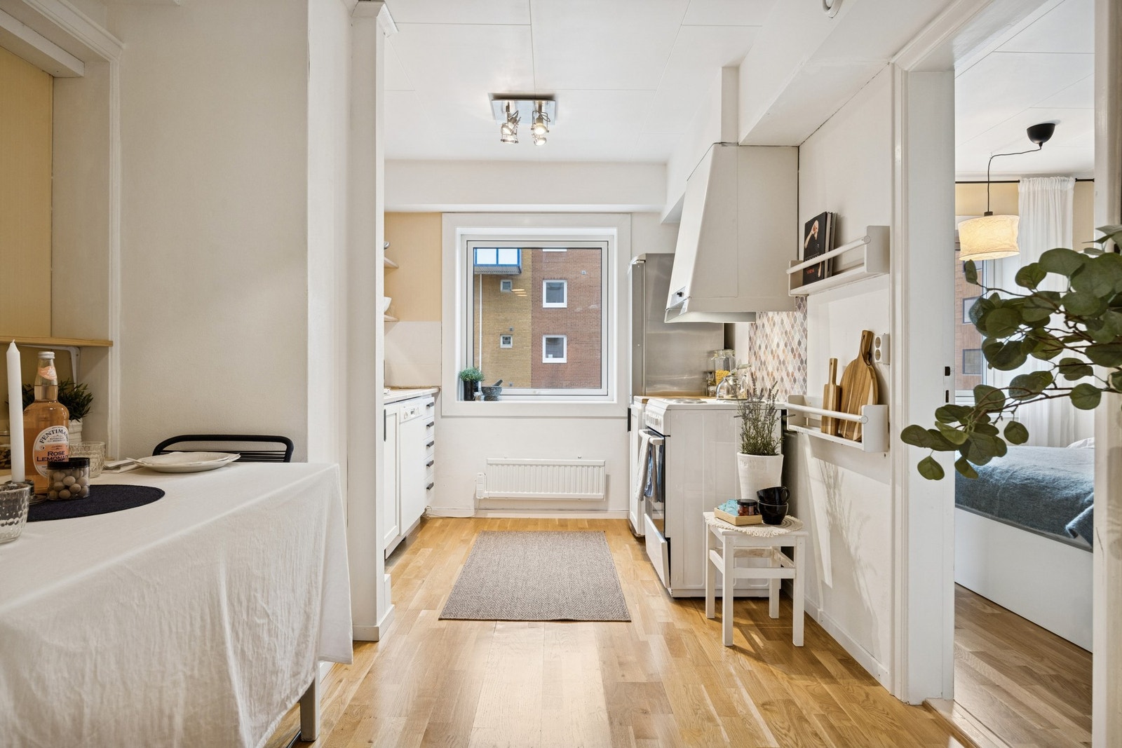 Stuen og kjøkkenet er delvis adskilt noe som gir leiligheten flere gode oppholdsrom. Galleribilde