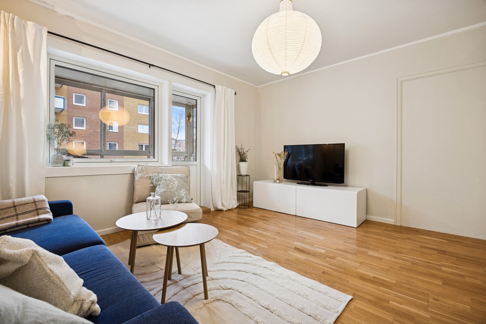 God plass til sofagruppe og spisebord på stue, evt kontorløsning. Galleribilde