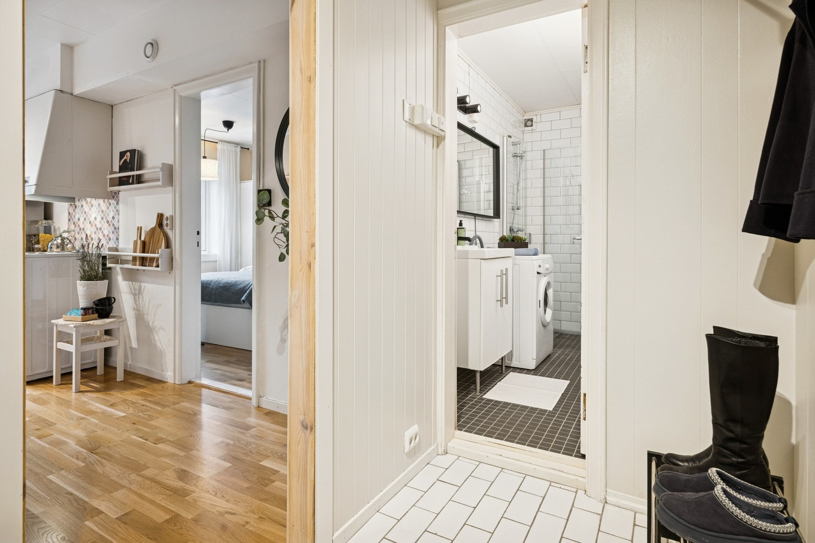 Entre med plass til å henge fra seg. Galleribilde