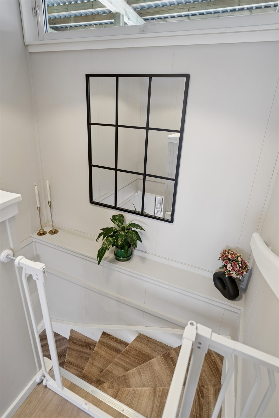 Lys trappegang som binder etasjene fint sammen og gir et åpent, luftig uttrykk. Galleribilde